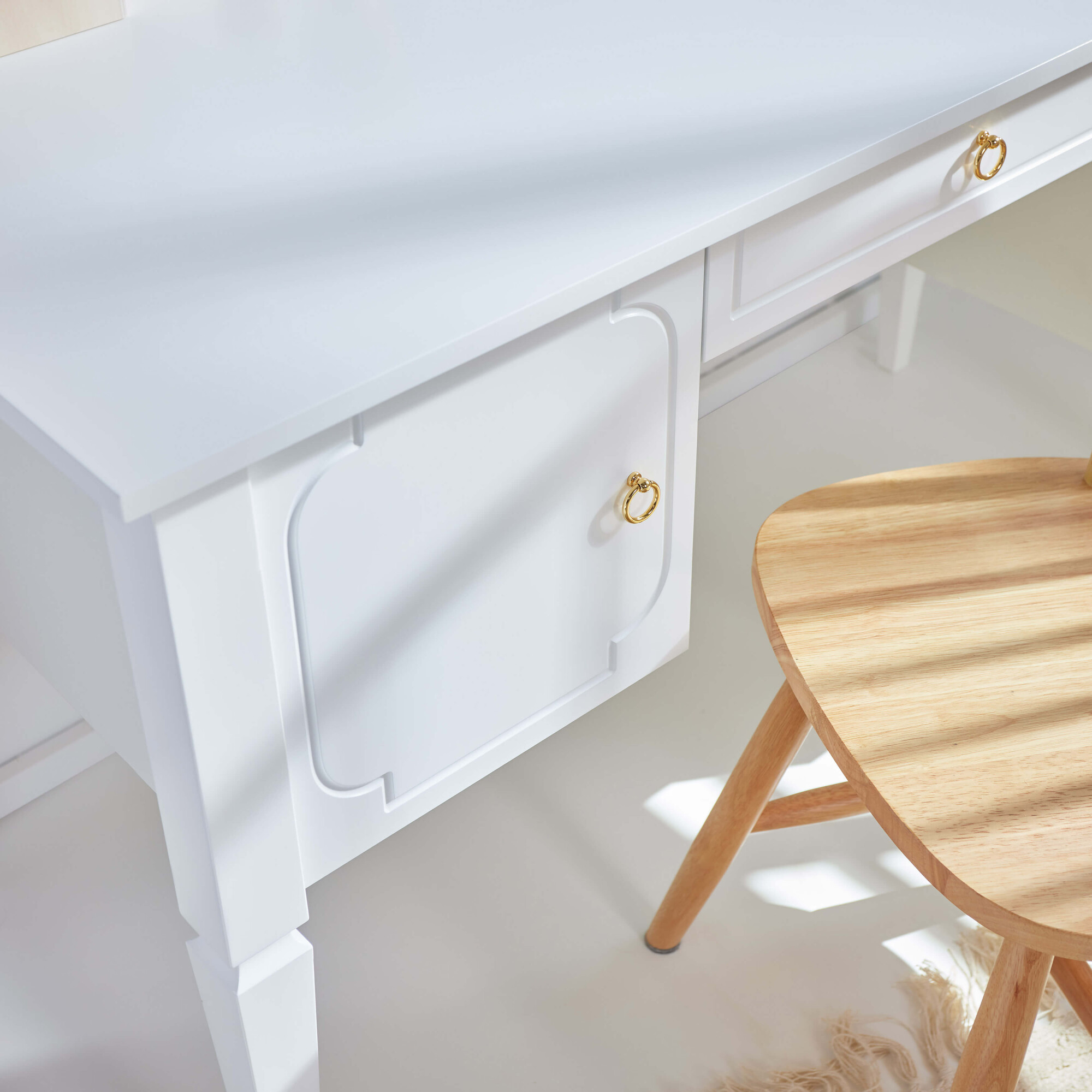 Birou Alb Elegant, blat MDF 60x132 cm, picioare de Lemn, 4 sertare, dulapior, stil clasic-romantic, colectia Royal 