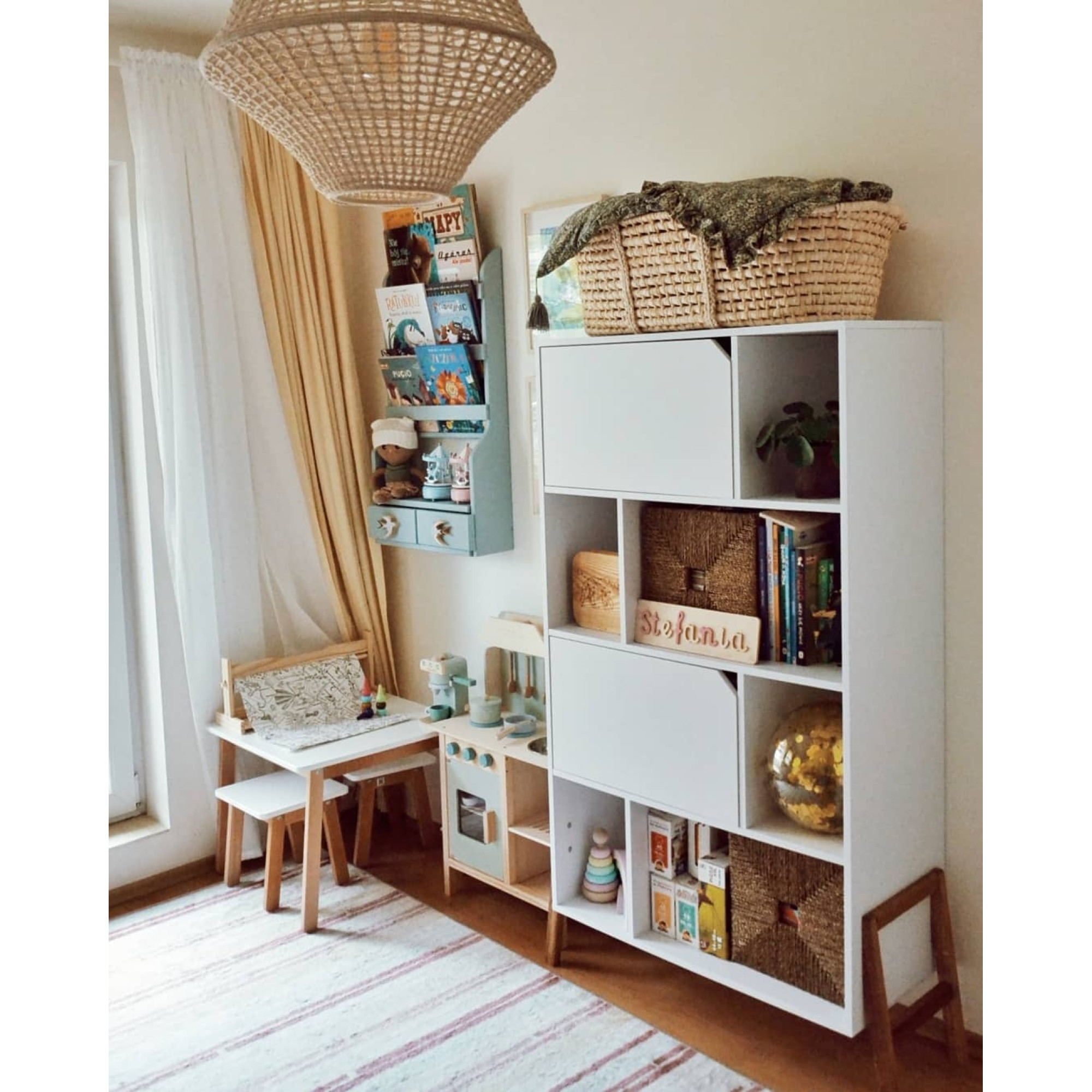 Biblioteca 4 rafturi, 2 dulapioare, PAL, picioare de lemn stejar, Alb, 167x103 cm, stil scandinav, colectia LOTTA