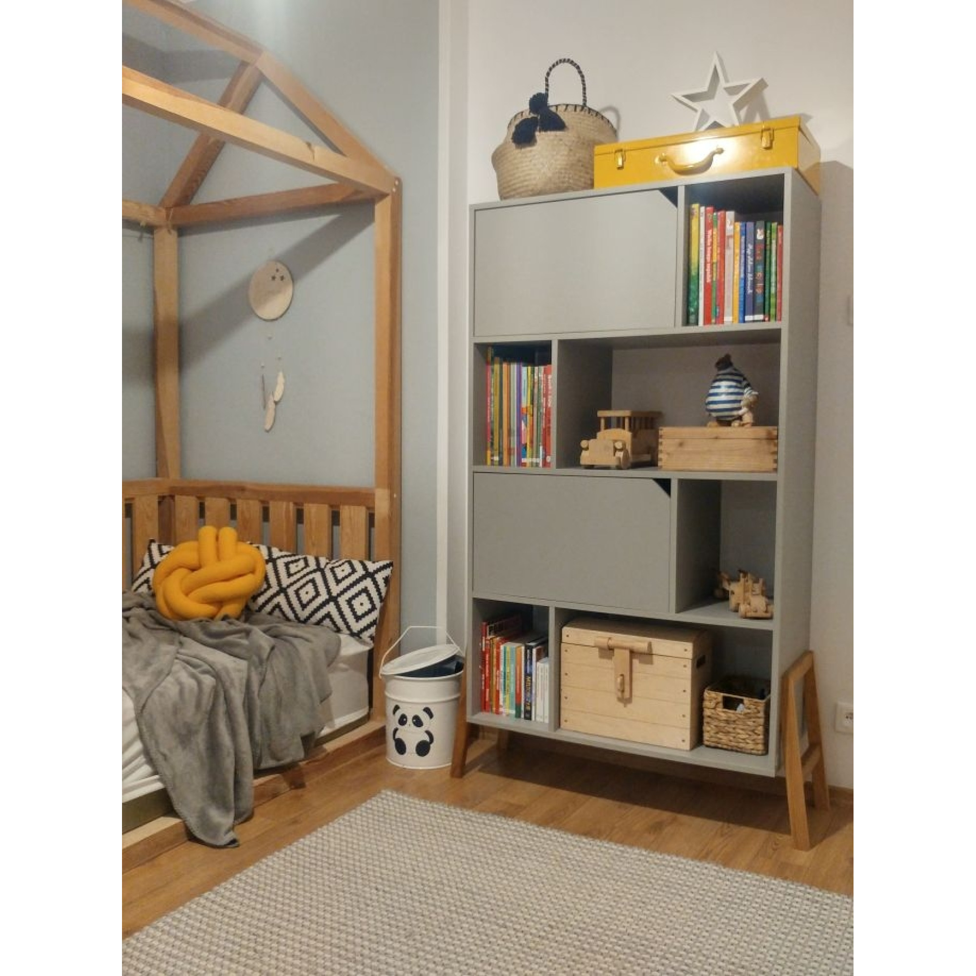 Biblioteca 4 rafturi, 2 dulapioare, PAL, picioare de lemn stejar, Gri, 167x103 cm, stil scandinav, colectia LOTTA