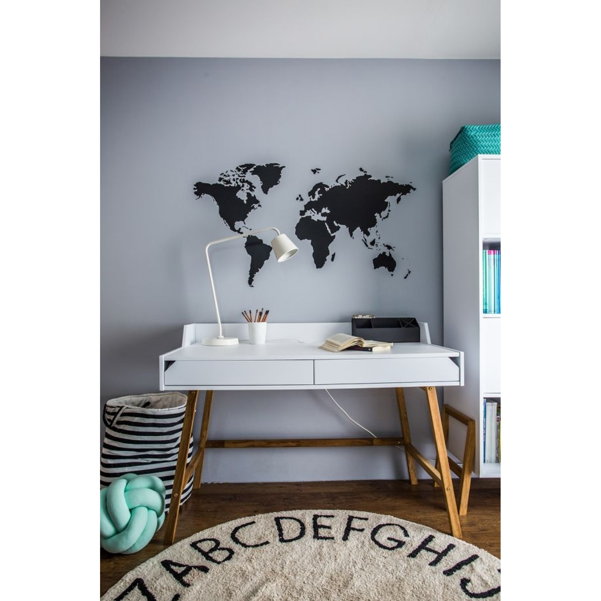 Birou LOTTA Alb, 2 sertare, blat 120x60 cm, picioare lemn de stejar, stil scandinav,