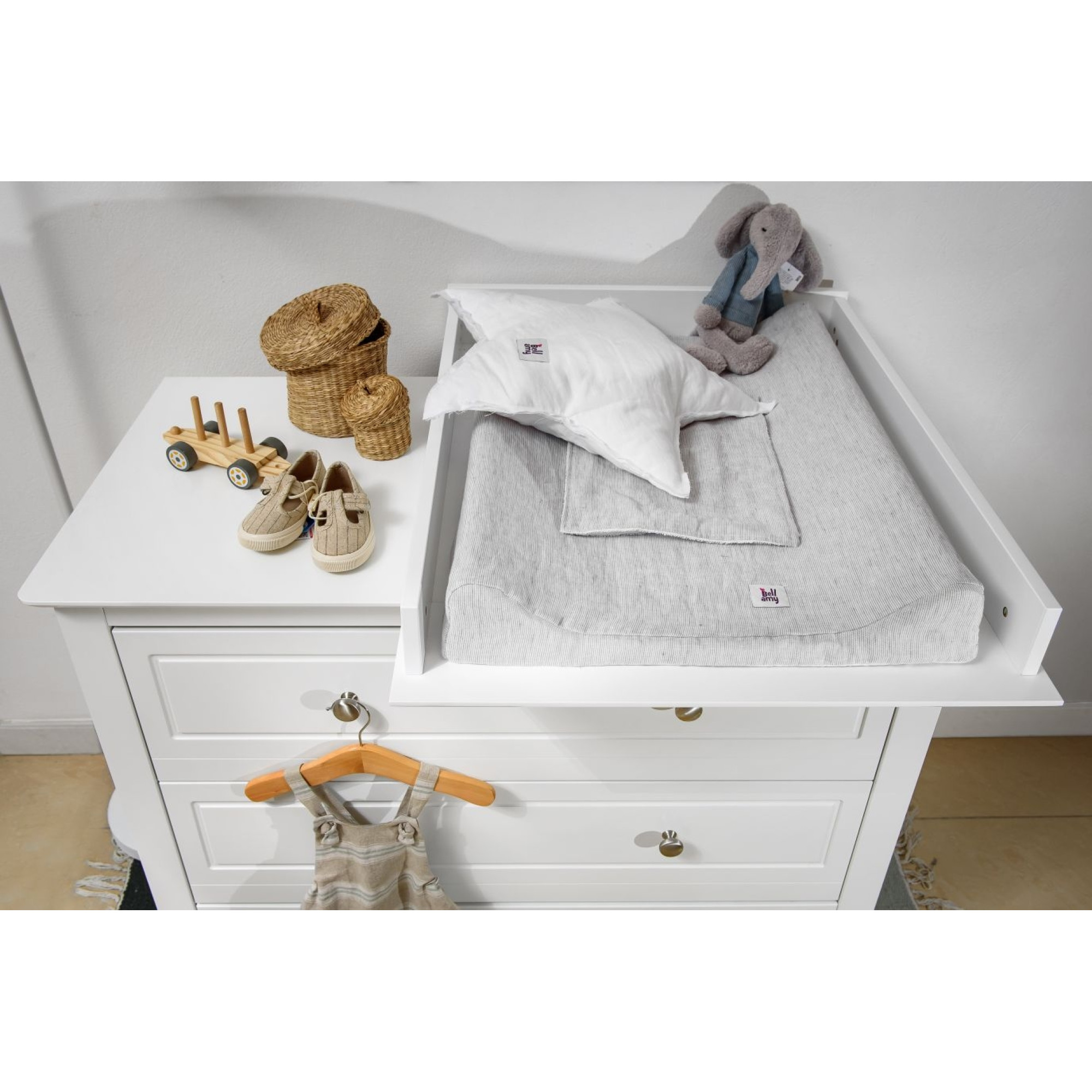 Comoda 3 sertare, MDF, Alb, stil clasic-romantic, colectia Marylou