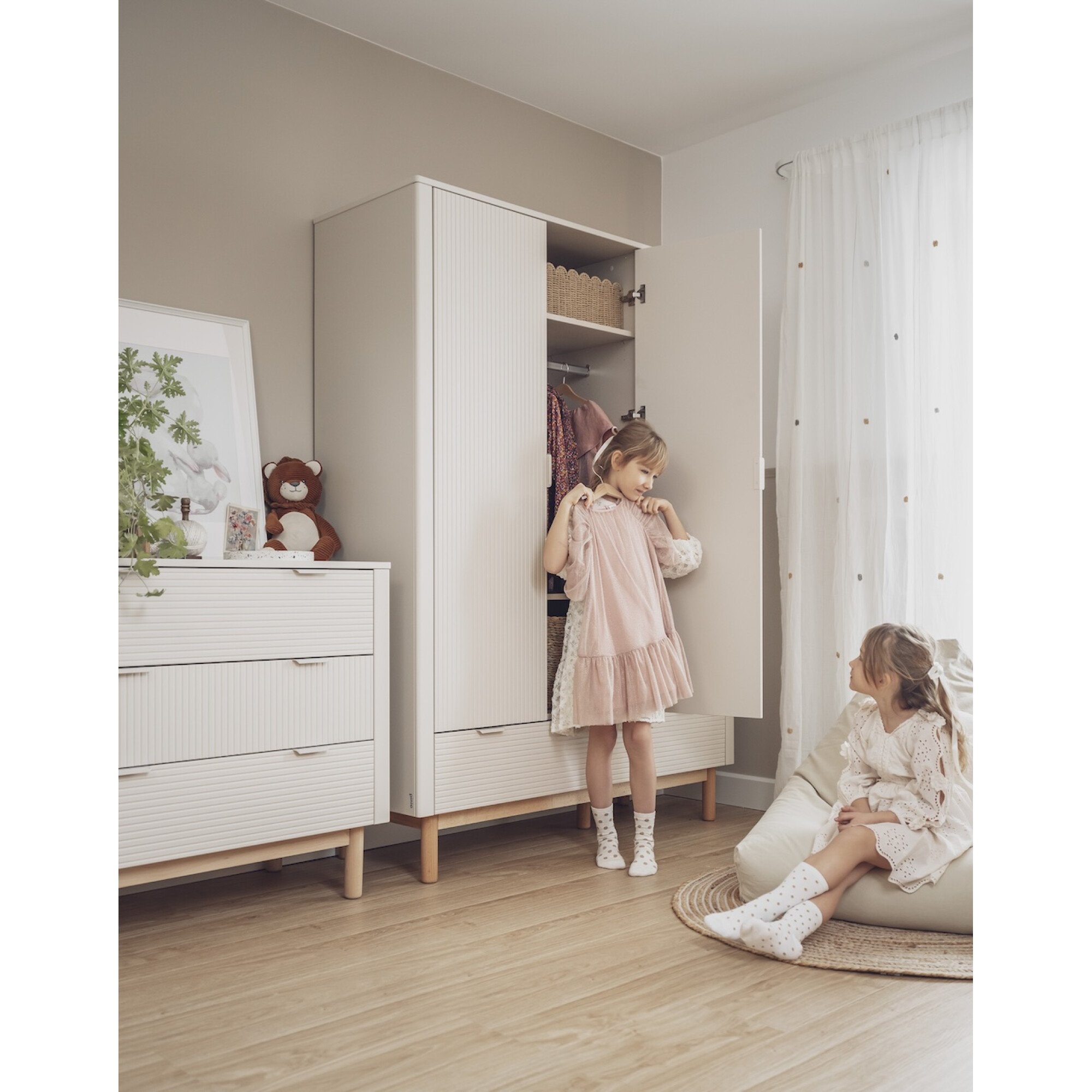 Dulap inalt cu 3 usi, 2 sertare, 200x145 cm din lemn masiv / MDF, colectia Miloo, champagne