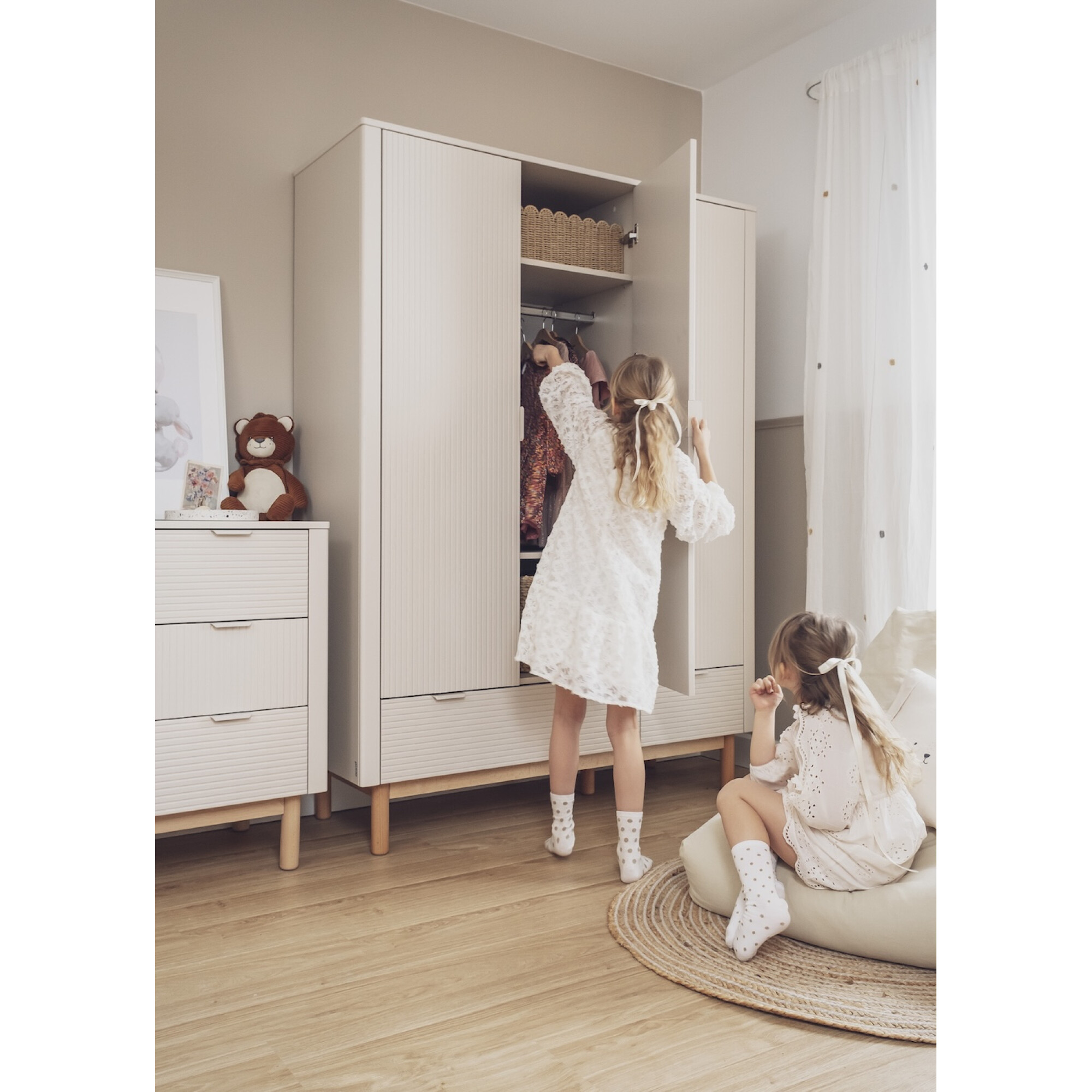 Dulap inalt cu 3 usi, 2 sertare, 200x145 cm din lemn masiv / MDF, colectia Miloo, champagne
