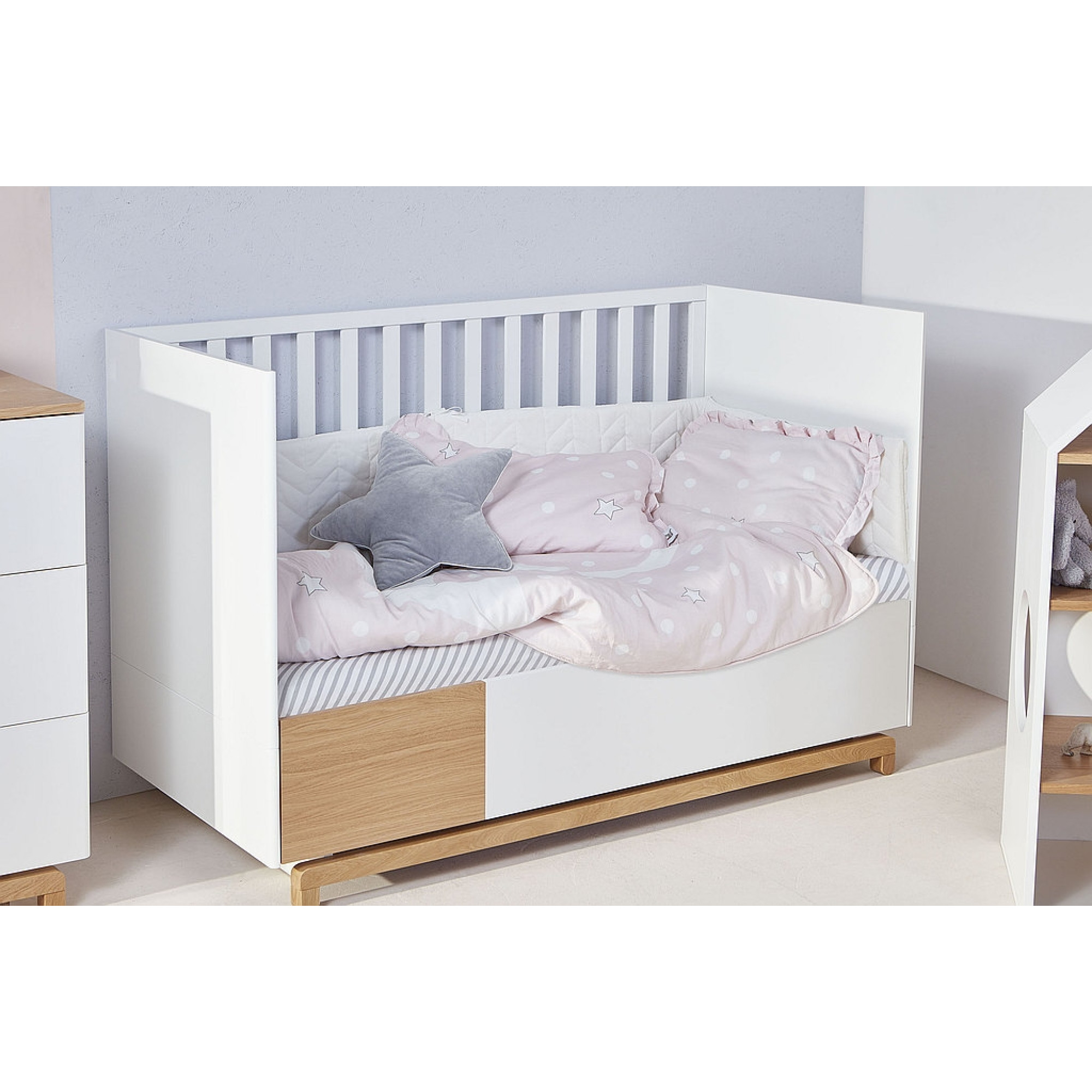Patut bebe transformabil, cu sertar, MDF picioare lemn stejar, stil modern 140 x 70 cm, colectia NOMI