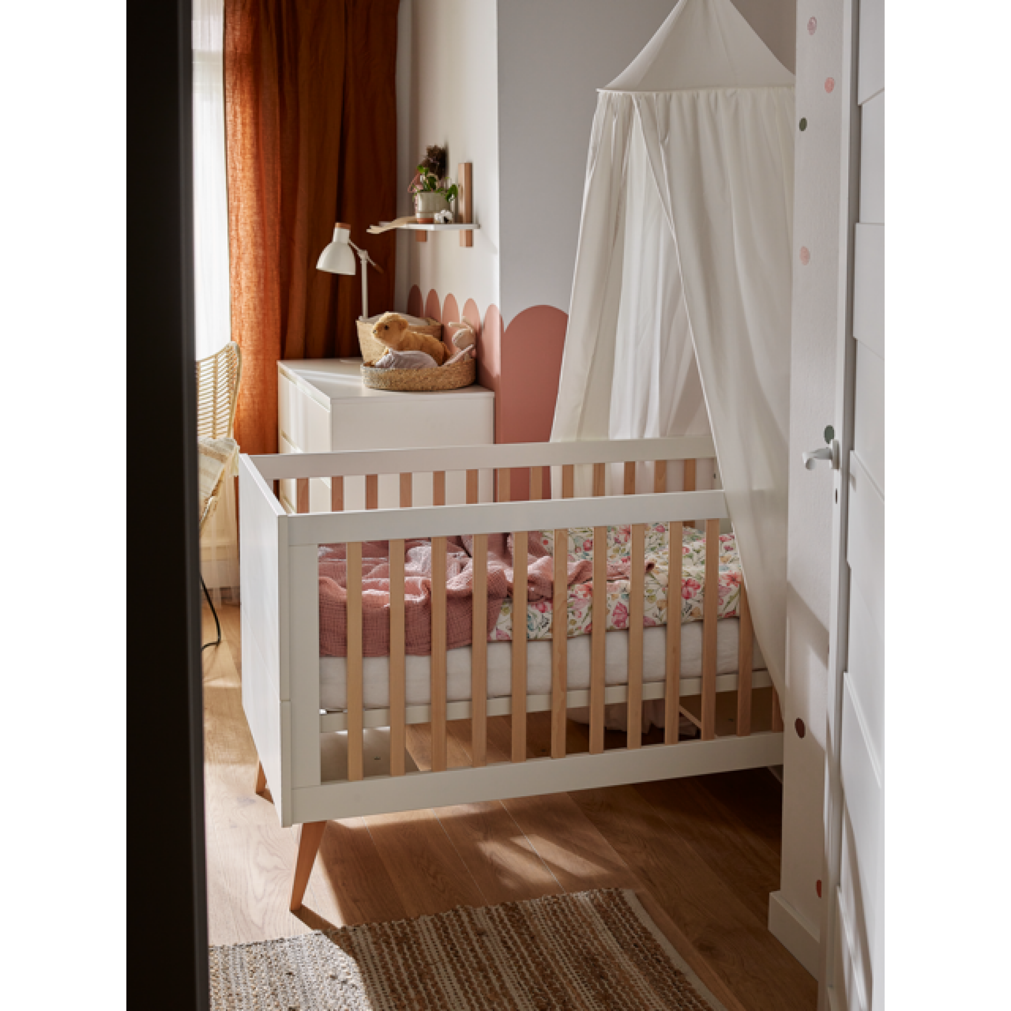 Patut bebe transformabil, MDF/Lemn de Fag, ALB, stil Scandinav, 70x140 cm, colectia SWING