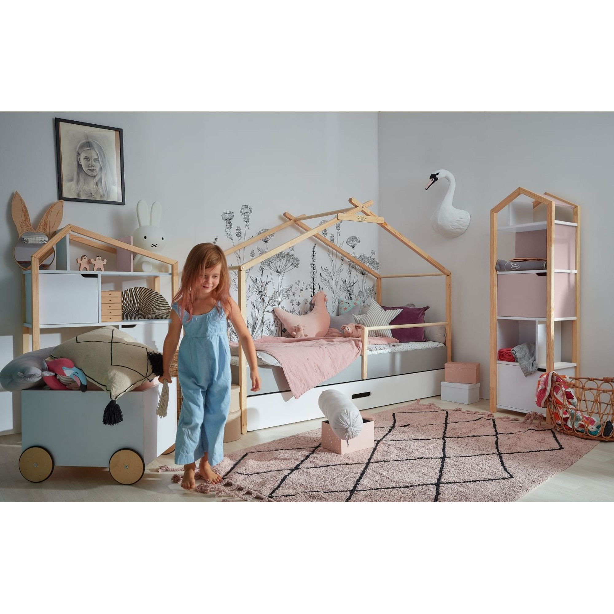 Biblioteca Montessori Joey, tip casuta, cu 3 rafturi, 2 dulapioare, lemn de pin, ROZ, colectia TATAM, 160x46 cm