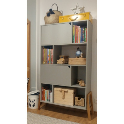 Biblioteca 4 rafturi, 2 dulapioare, PAL, picioare de lemn stejar, Gri, 167x103 cm, stil scandinav, colectia LOTTA