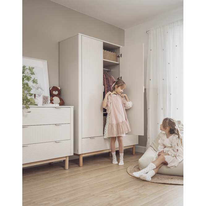 Dulap inalt cu 3 usi, 2 sertare, 200x145 cm din lemn masiv / MDF, colectia Miloo, champagne