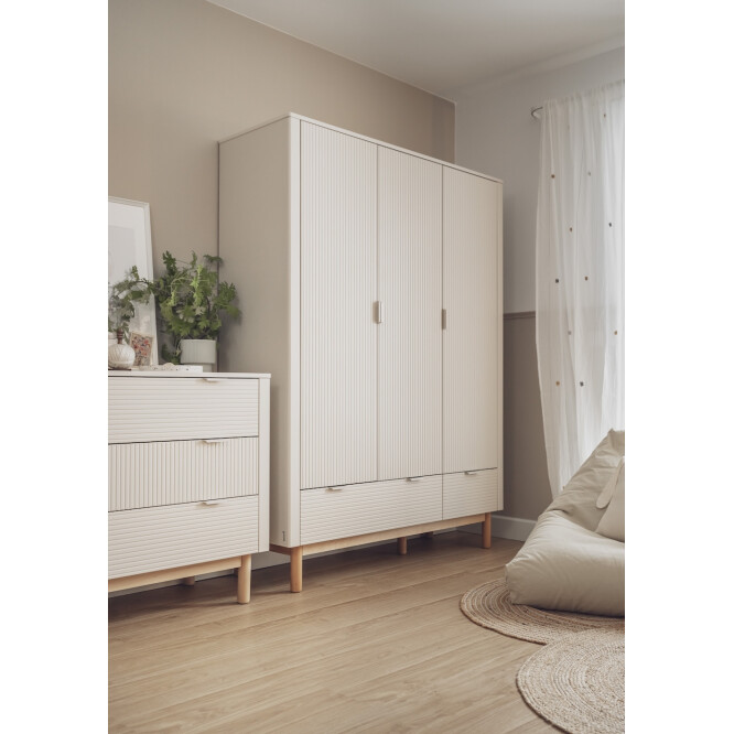 Dulap inalt cu 3 usi, 2 sertare, 200x145 cm din lemn masiv / MDF, colectia Miloo, champagne